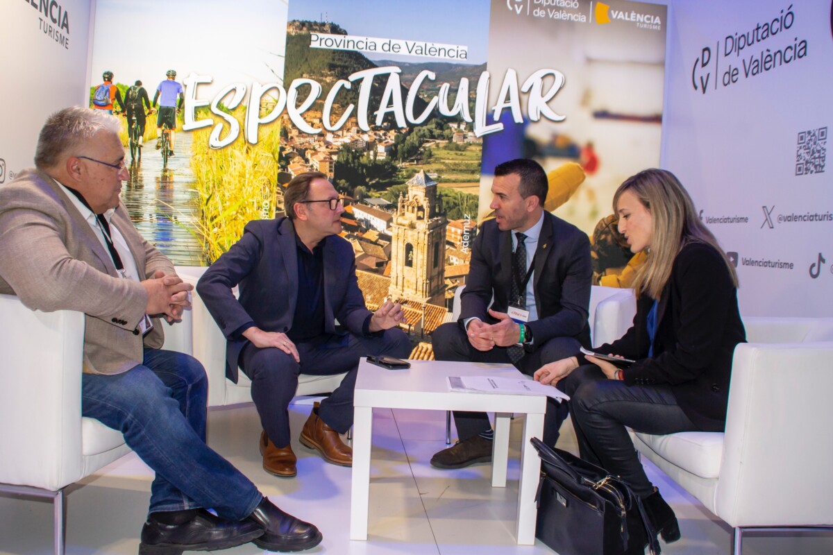 Vicent Mompó y Pedro Cuesta en el estand de la Diputación de Valencia en Fitur